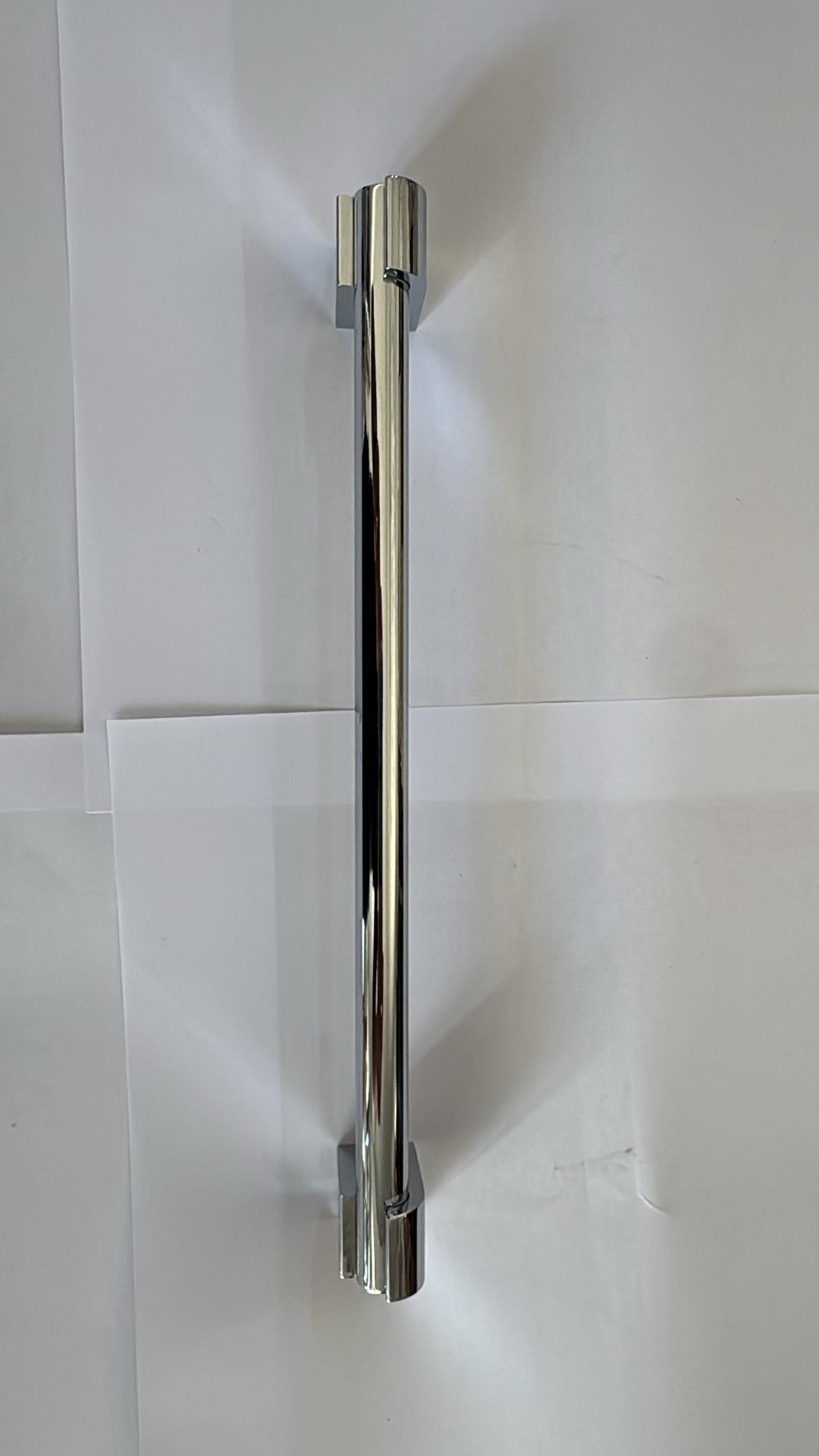 Poignée de meuble Doganlar AL337 chromée — tube rond sur pieds carrés, entraxe 224 mm 3