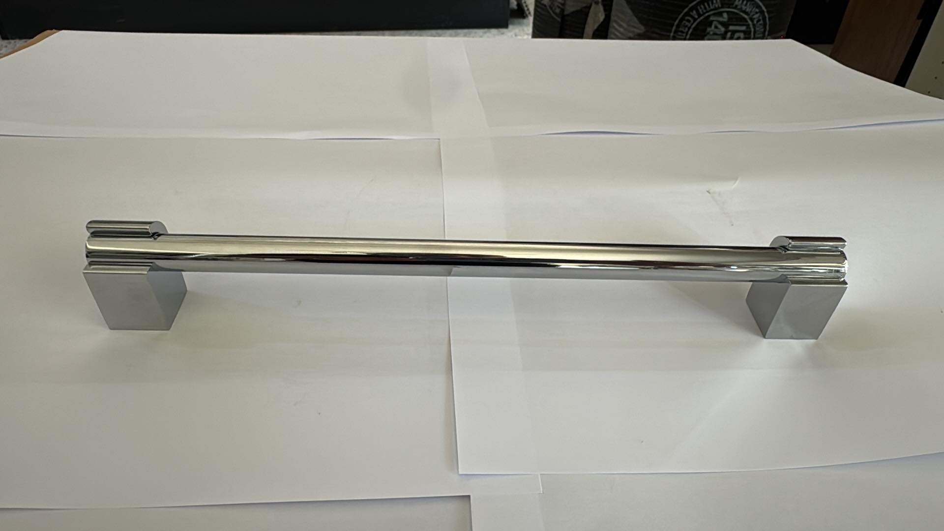 Poignée de meuble Doganlar AL337 chromée — tube rond sur pieds carrés, entraxe 224 mm 1