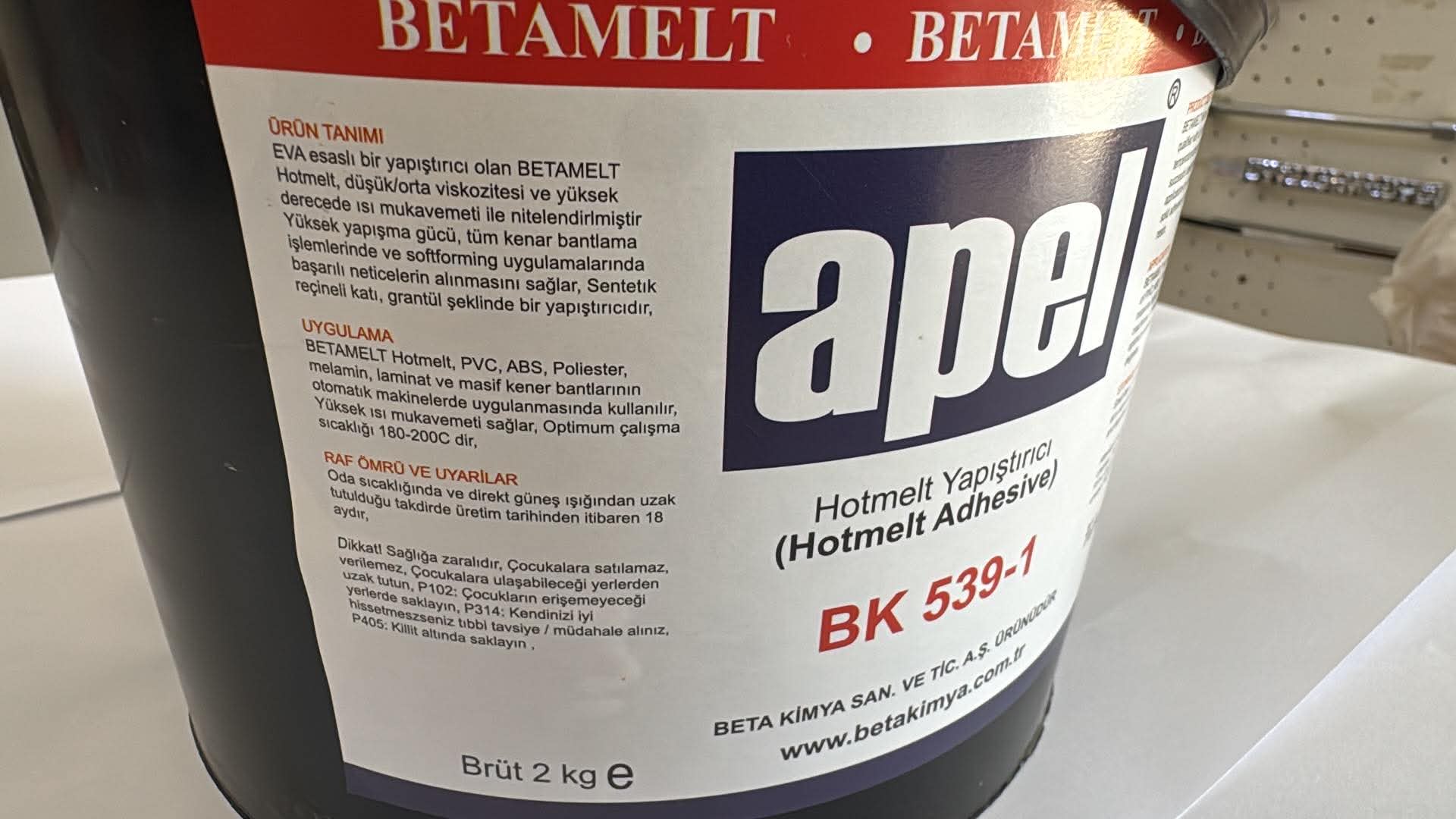 Colle thermofusible APEL Betamelt BK 539-1 pour plaqueuse de chants — seau de 2 kg 2