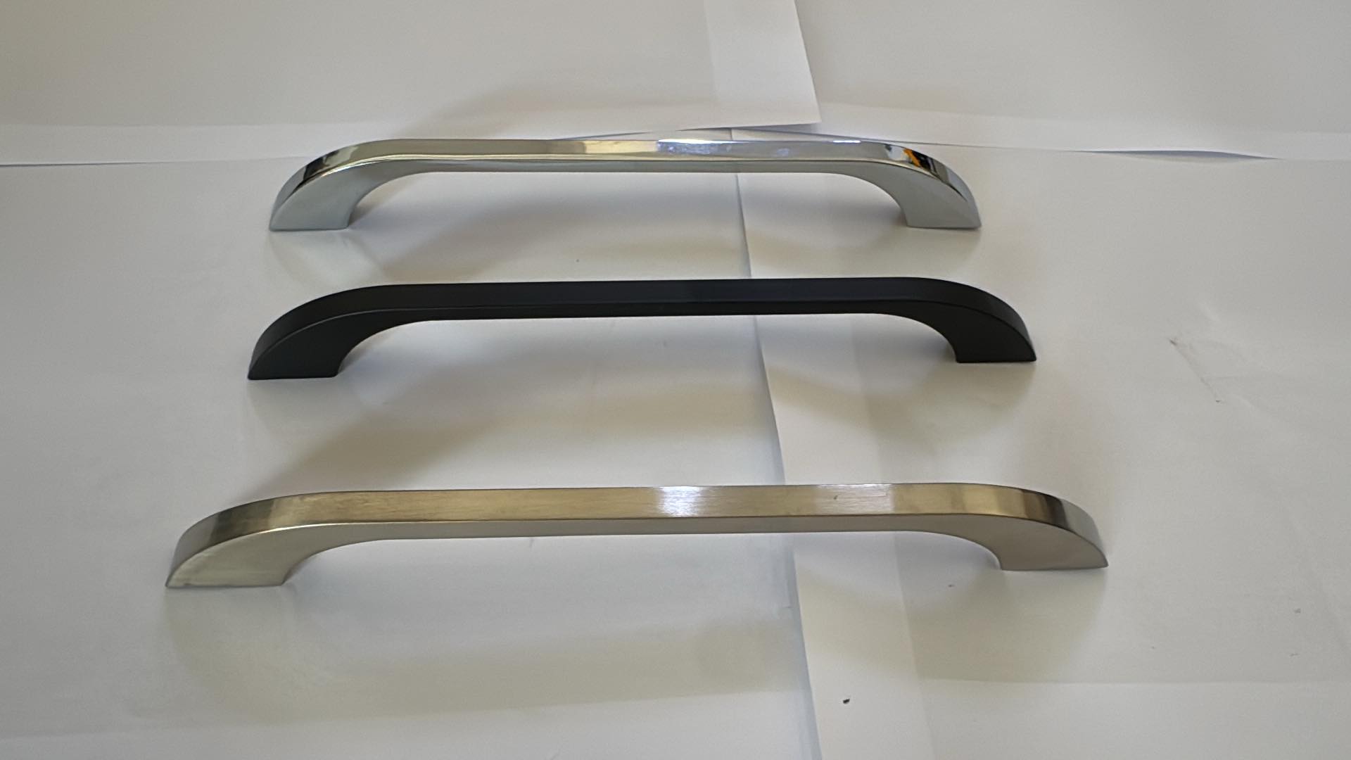 Poignée de meuble Eko Ezgi — chromée, noire ou satinée, entraxe 128, 160, 192 ou 224 mm