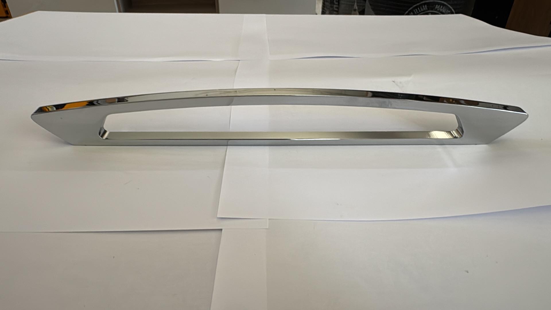 Poignée de meuble Chebi 851224 chromée — lame évidée, entraxe 224 mm 1