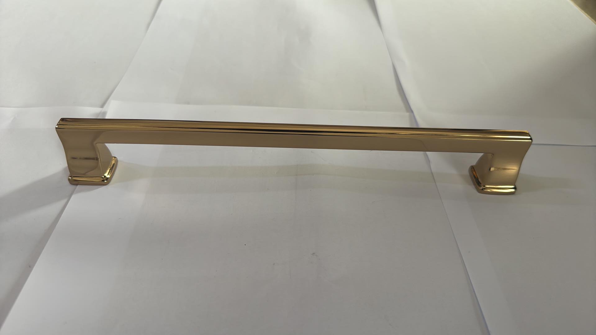 Poignée de meuble Techno dorée — barre sur pieds carrés, entraxe 160 ou 224 mm 1