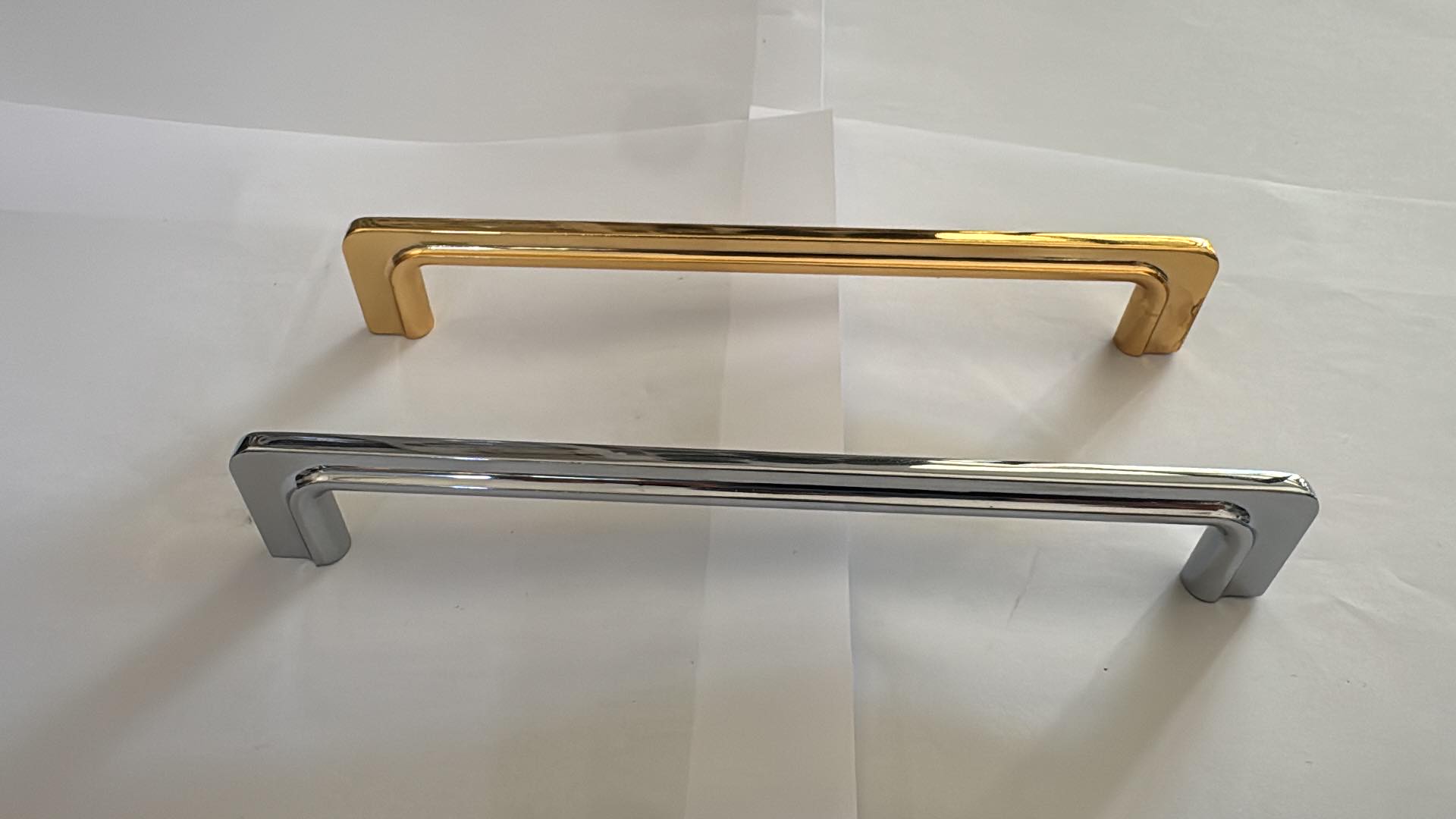 Poignée de meuble Derine — dorée ou chromée, entraxe 160 ou 224 mm