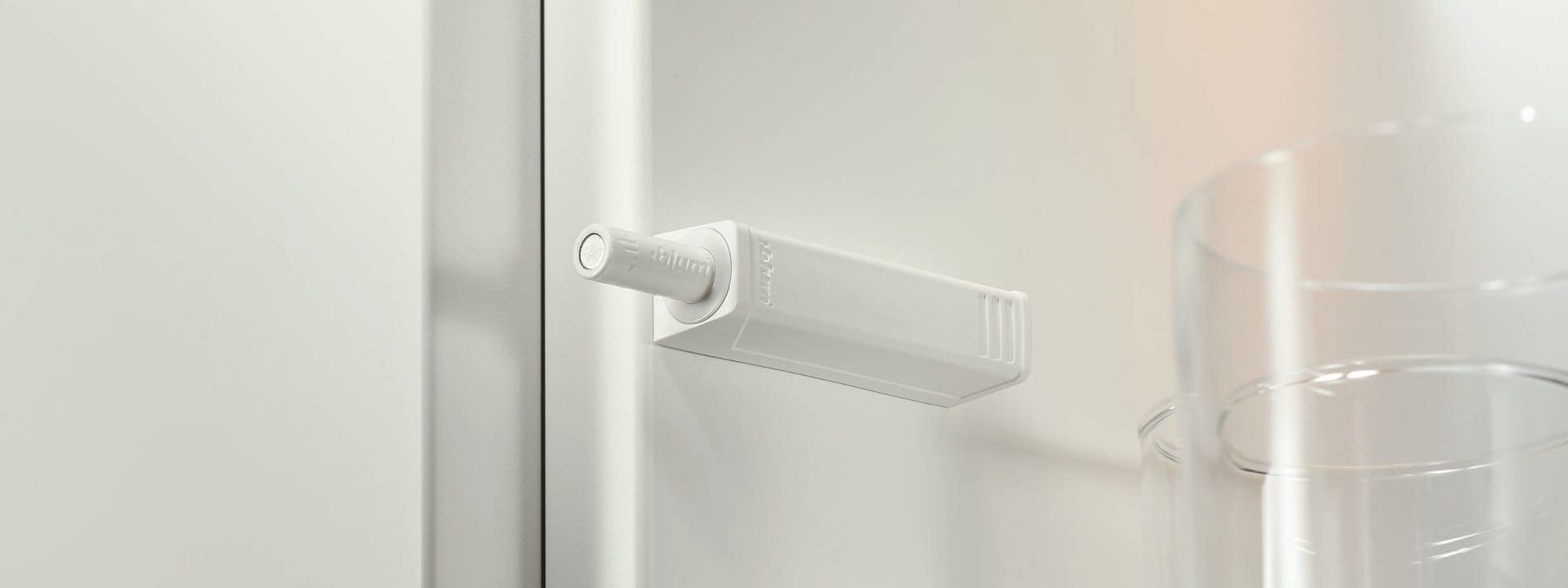 Blum TIP-ON pour porte — ouverture par simple pression, version courte ou longue 1