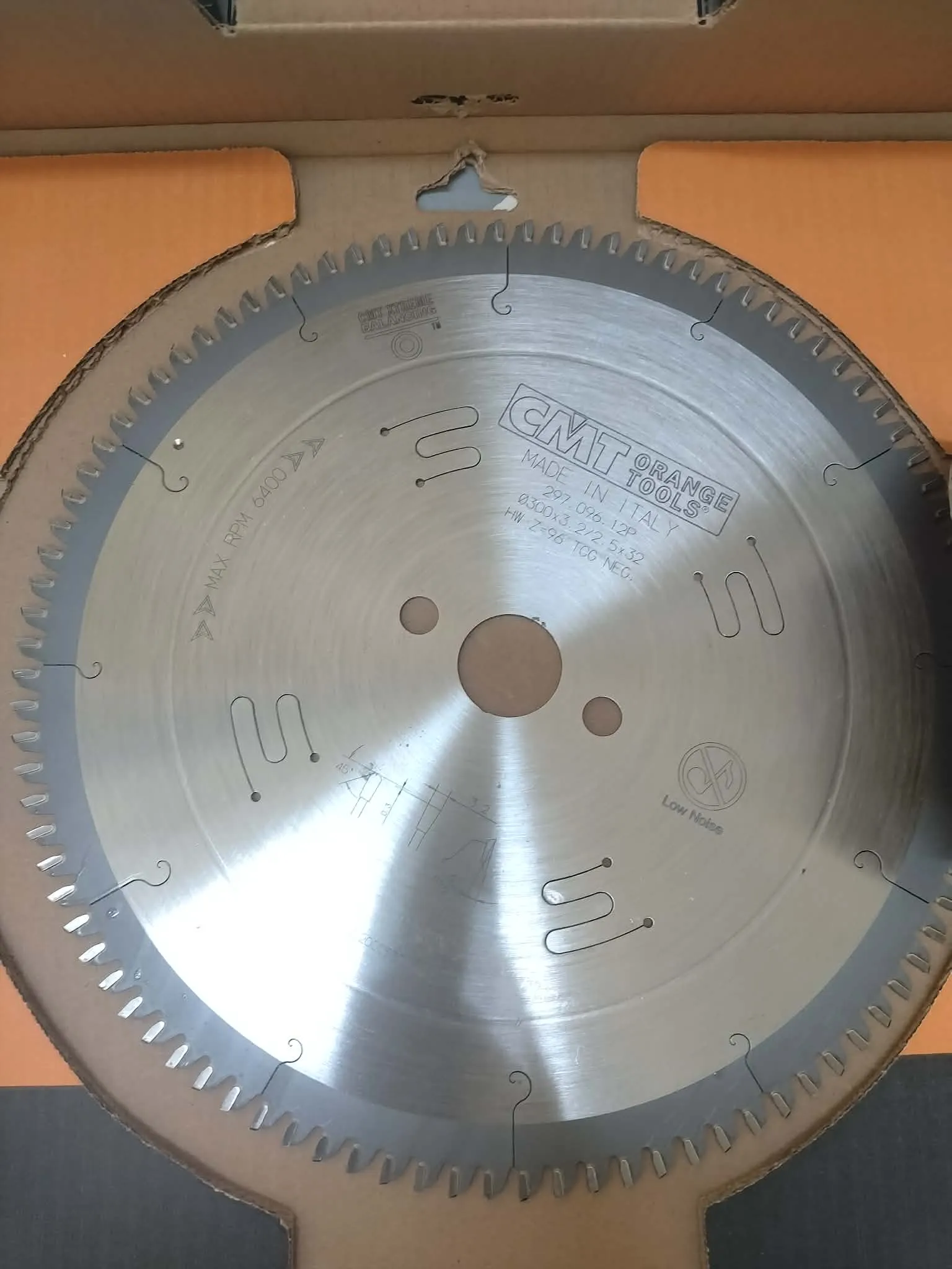 Disque pour scie à panneaux ou scie circulaire industrielle — CMT 297.096.12P — aluminium, métaux non ferreux et panneaux stratifiés — 300 mm, 96 dents