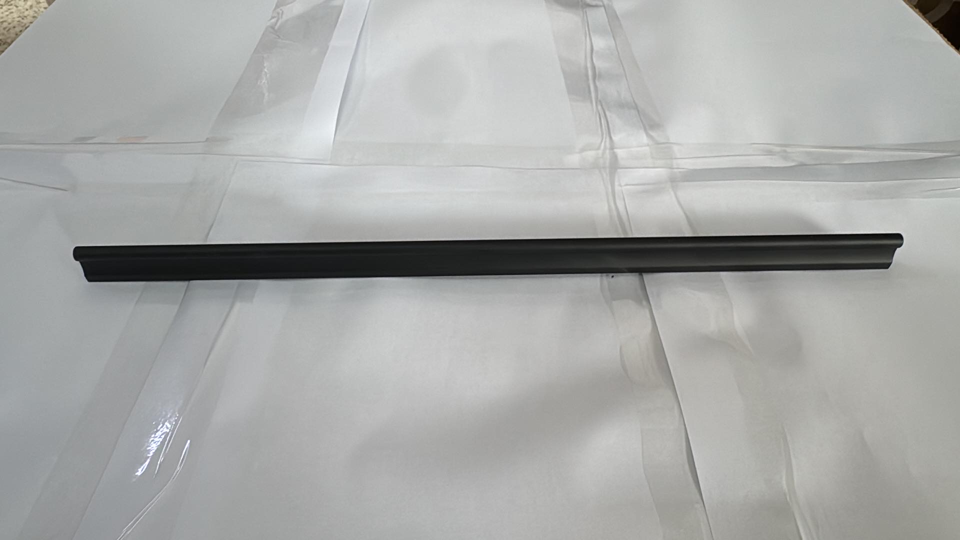 Poignée de meuble Mesketli — dorée ou noire, profil arrondi, entraxe 96 à 480 mm 1