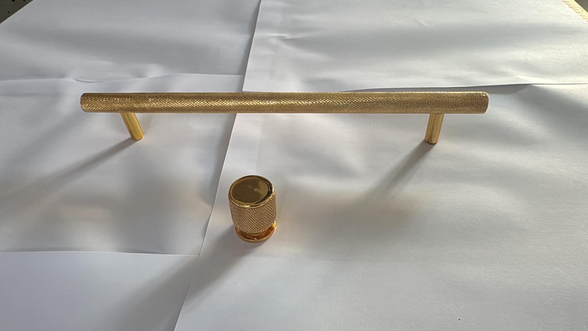 Poignée et bouton de meuble Berfino doré — moleté, entraxe 128, 160 ou 192 mm 1