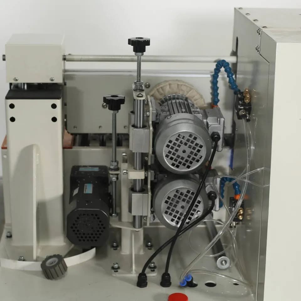 Plaqueuse de chants automatique F400 — finition pro en un seul passage, 5 opérations 5