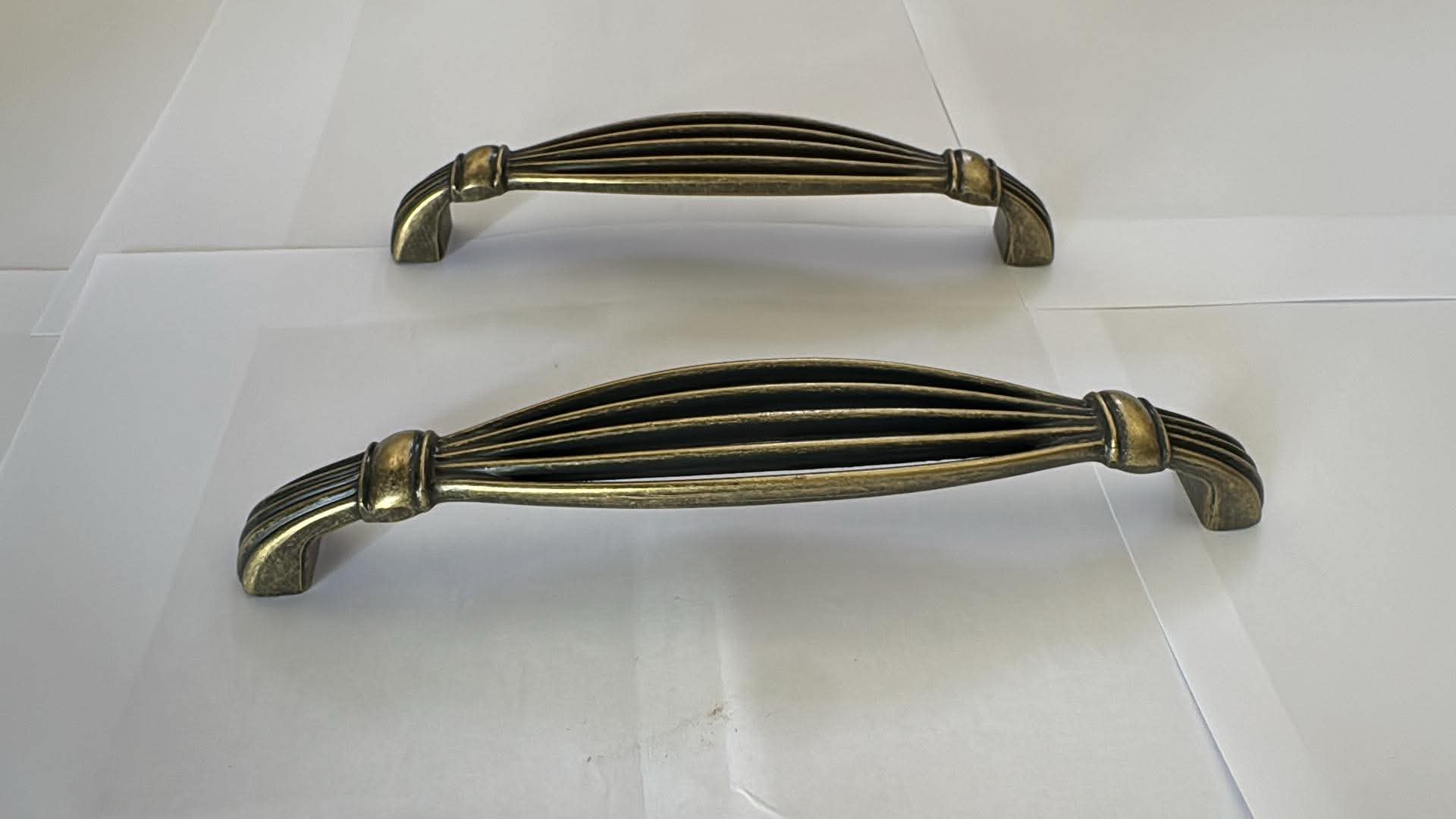 Poignée de meuble Antique bronze 21872 — style classique ajouré, entraxe 128 ou 160 mm 1