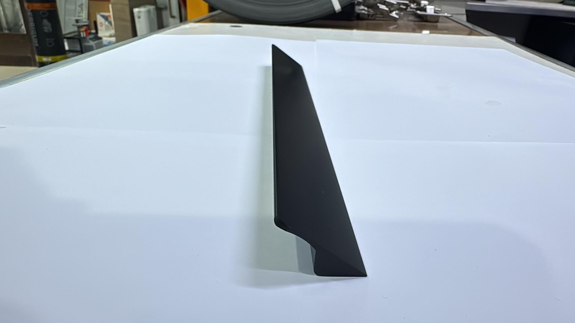 Poignée de meuble 8804 noire — profil à lèvre, entraxe 96, 160, 224 ou 320 mm 1