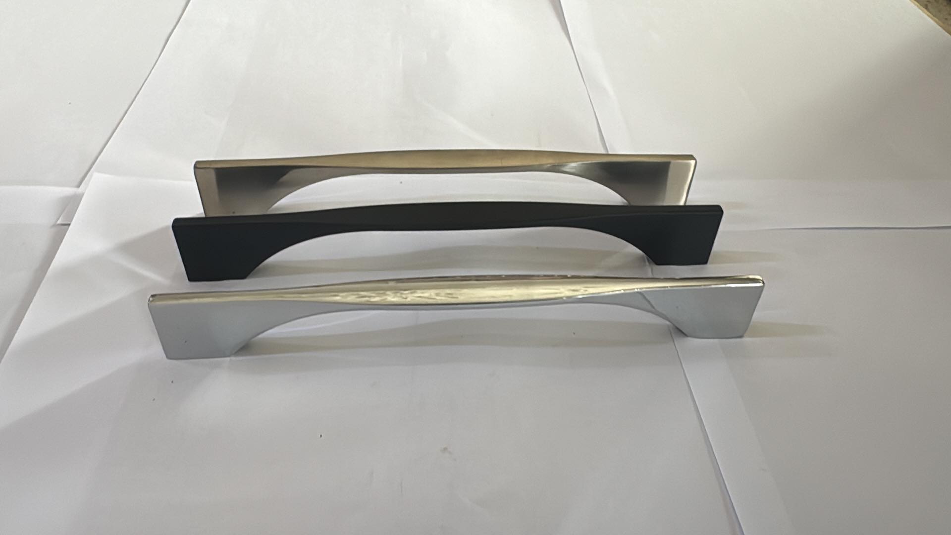 Poignée de meuble Ares — noire, chromée ou satinée, entraxe 128, 160 ou 224 mm