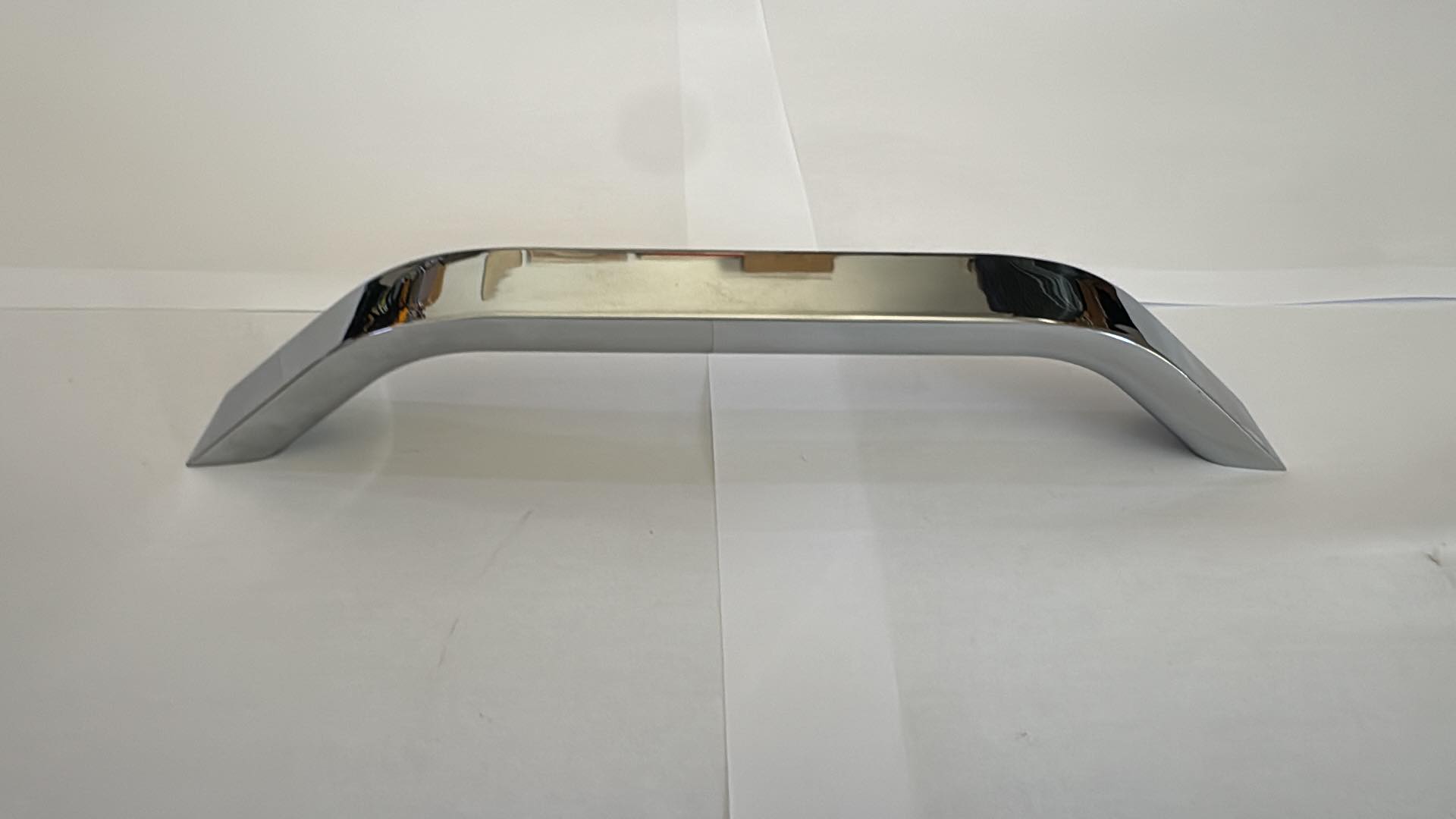 Poignée de meuble Doganlar L308 chromée — barre plate cintrée, entraxe 160 mm 1