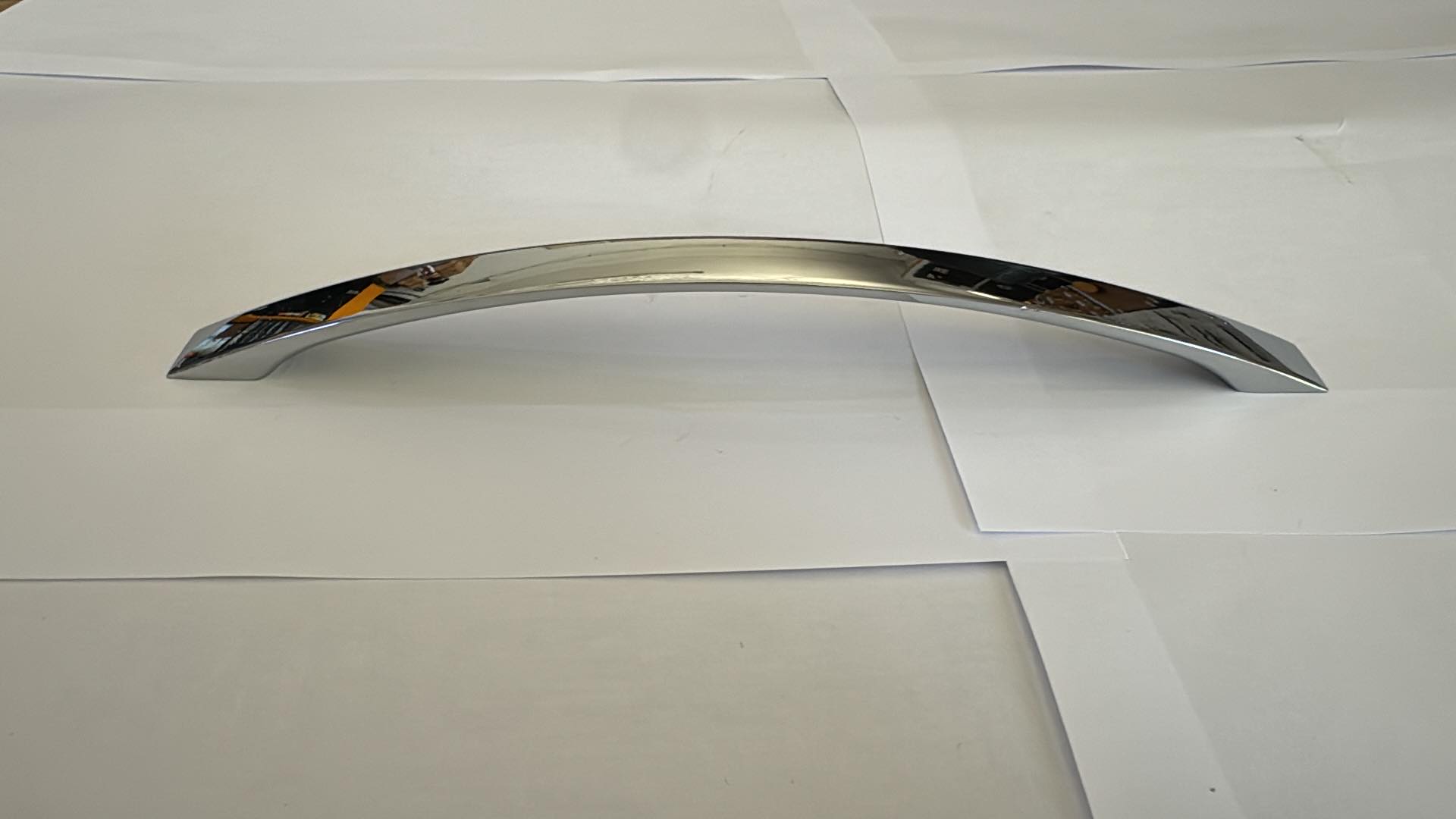 Poignée de meuble 21767 — chromée ou satinée, arc à bouts effilés, entraxe 192 ou 224 mm 1