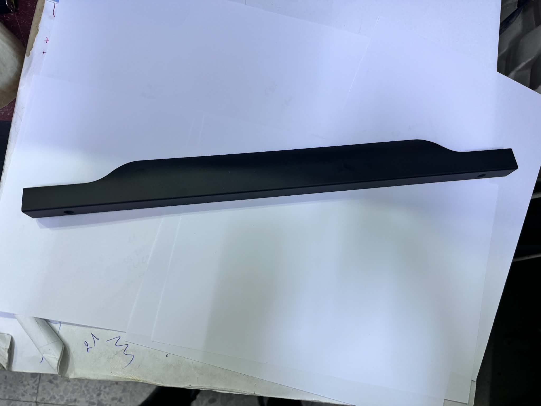 Poignée de meuble Façade 04 noire — profil en L à gorge, longueur 300, 450 ou 600 mm 1