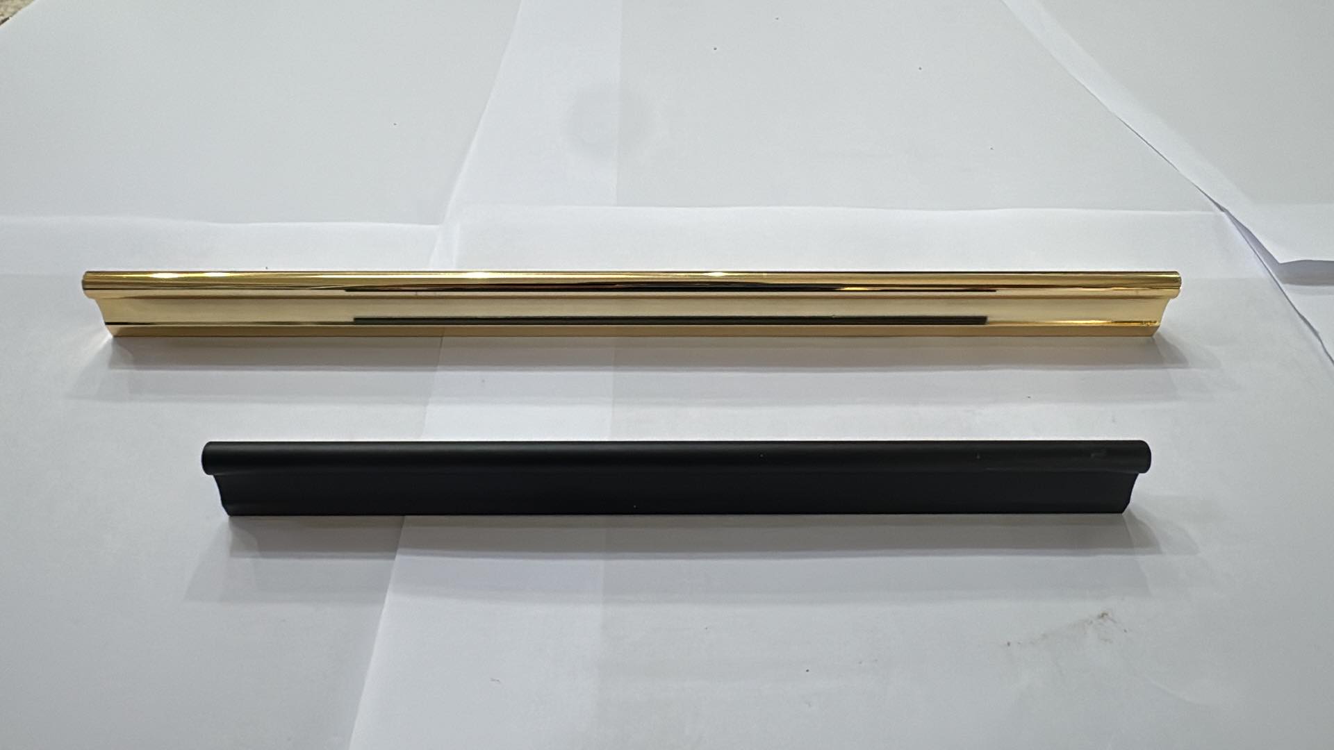Poignée de meuble Mesketli — dorée ou noire, profil arrondi, entraxe 96 à 480 mm