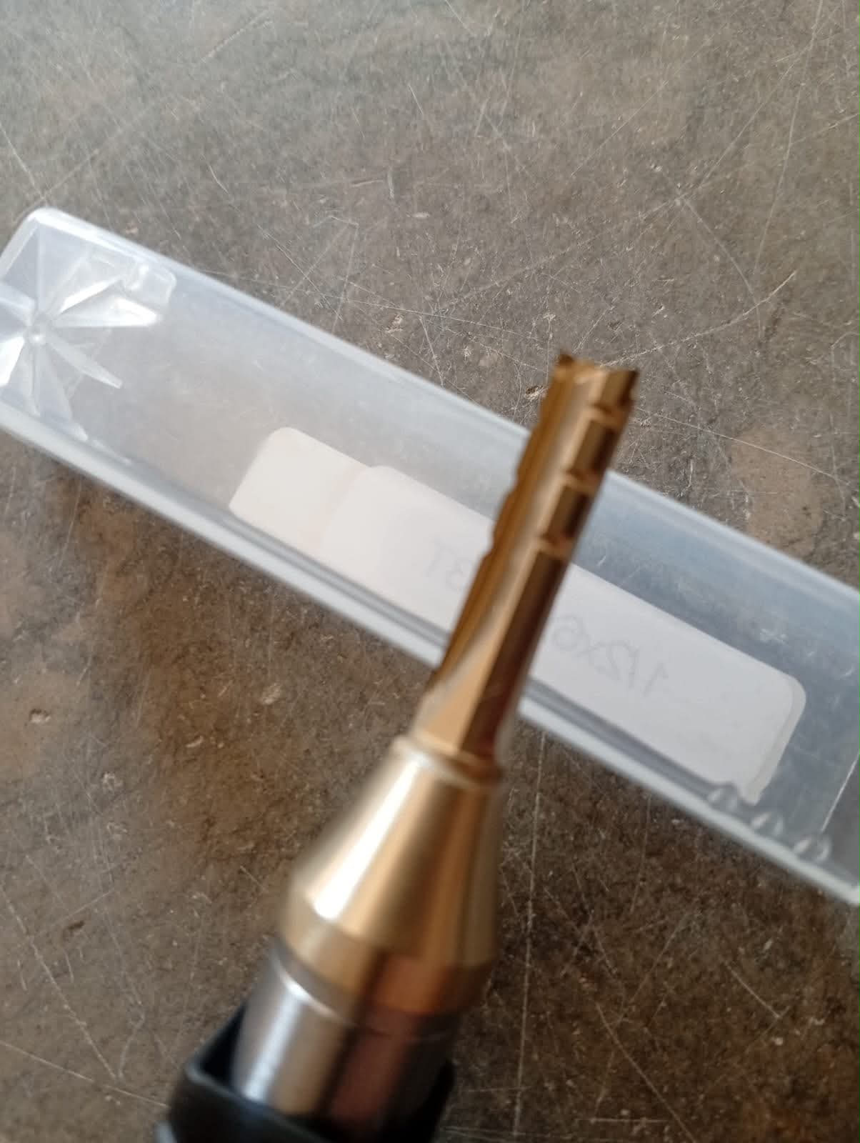 Fraise droite à trois tranchants — queue 12,7 mm · actif Ø6 × 22 mm — carbure TCT 4