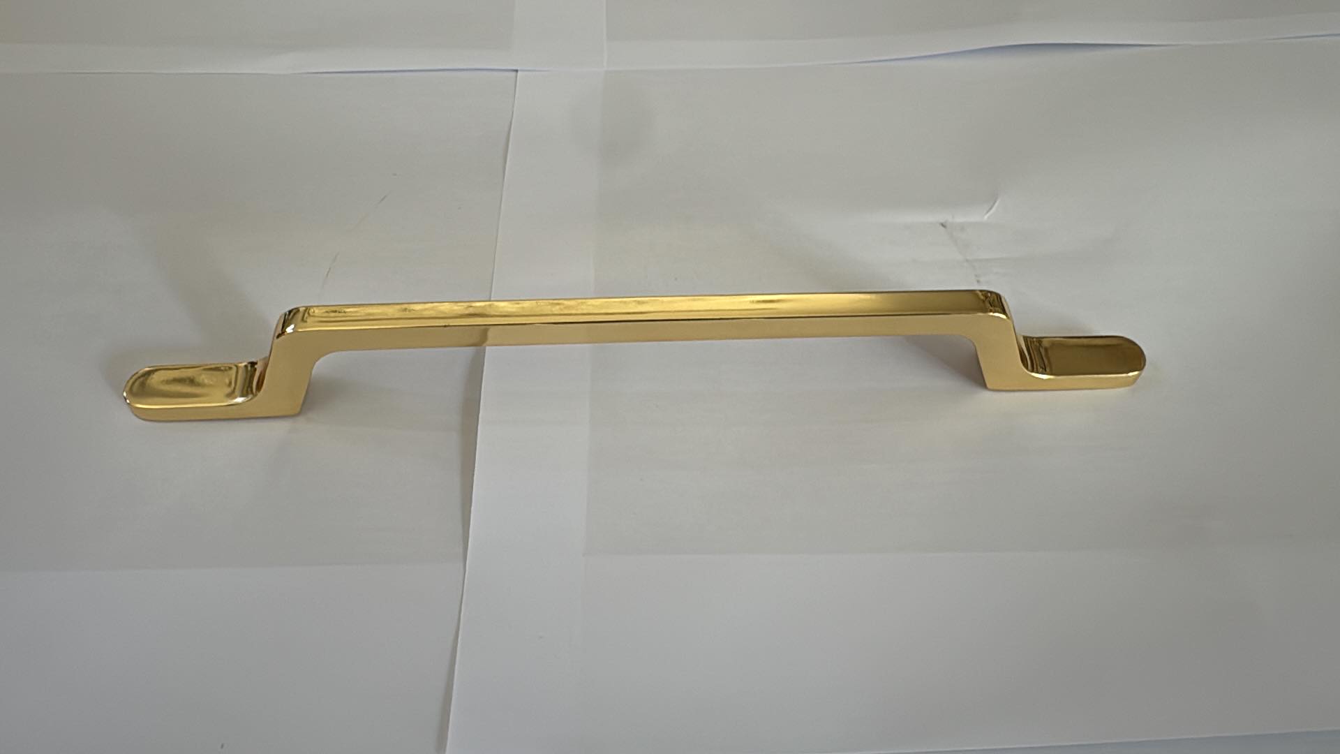 Poignée de meuble Berfino 636 — dorée ou noire, pieds en marche, entraxe 128 ou 160 mm 1