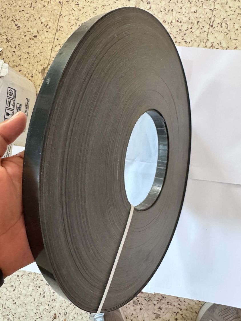 Couvre-chant noir brillant 04/22 — rouleau de 300 m 1