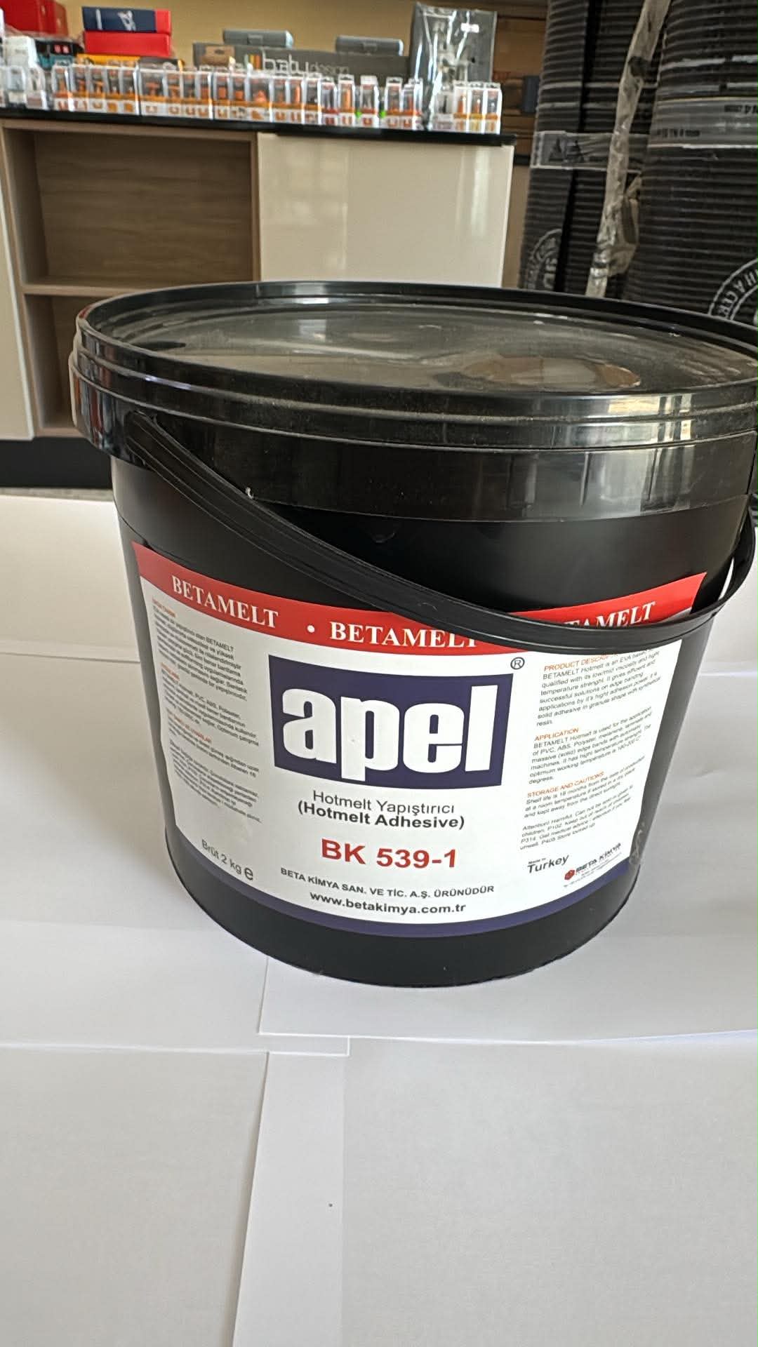 Colle thermofusible APEL Betamelt BK 539-1 pour plaqueuse de chants — seau de 2 kg 1